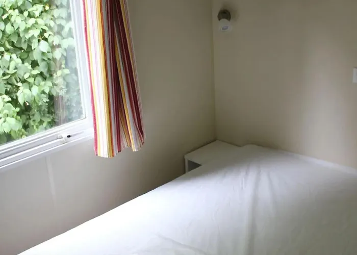 Camping Mobil Spacieux Avec Terrasse Pour 8 Personnes - Api-1-52-1358 *